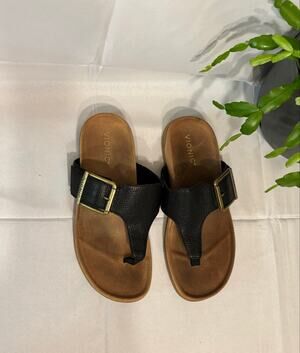 Women’s Black Pebbled Leather Buckle Vionic Emma Toe Post Sandal, size 9